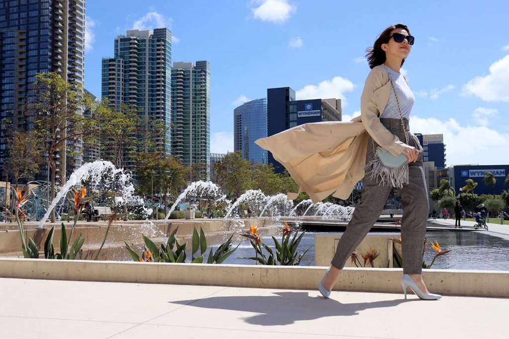 trenchcoat-pastelcolor-checktrousers-trends2018-howtowear-fringebag-karlavargas