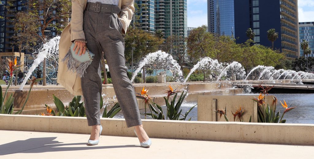 trenchcoat-pastelcolor-checktrousers-trends2018-howtowear-fringebag-karlavargas